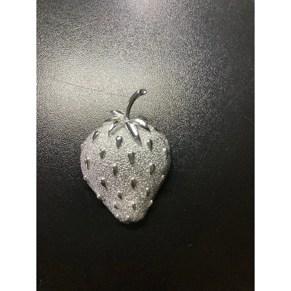Sarah‎ Coventry Vintage Strawberry Brooch Silver Tone Textured Fruit Pin 2 Inch